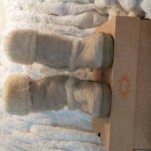 !!WORN ONCE!! UGG Coquette in Sand Size 7